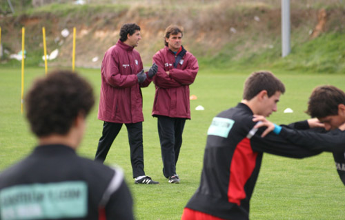 El técnico del Zamora, Rícar, conversa con Nacho Merino, durante el entrenamiento que el Zamora llevó a cabo en la mañana del lunes en el anexo.