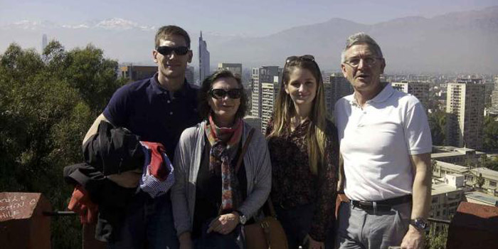  Daniel, con su novia y sus padres, de visita, en el Cerro de Santa Lucía.