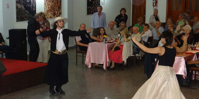 Una pareja baila una zamba, considerada la danza nacional de Argentina. Una pareja baila una zamba, considerada la danza nacional de Argentina.