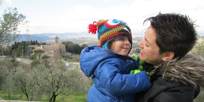 Sarai Llamas con su hijo Raffaele en Stroncone, el primer pueblo donde vivió cuando emigró a Italia. Sarai Llamas con su hijo Raffaele en Stroncone, el primer pueblo donde vivió cuando emigró a Italia.