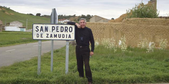 Alfredo Sastre, nieto del zamorano, en la fugaz visita que realizó al pueblo de su abuelo. Alfredo Sastre, nieto del zamorano, en la fugaz visita que realizó al pueblo de su abuelo.