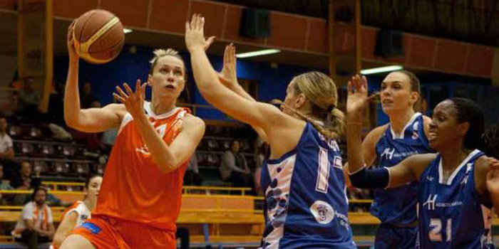 Mieloszynska entra a canasta ante tres rivales, durante el encuentro de ayer.