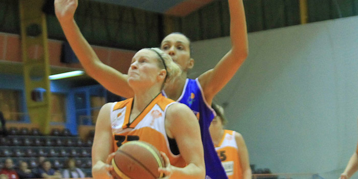La norteamericana Amy Denson debutó con la camiseta naranja en el puesto de poste bajo. 