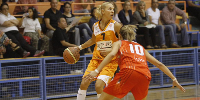 Olga Chatzinikolaou con la madrileña Queralt Casas. 