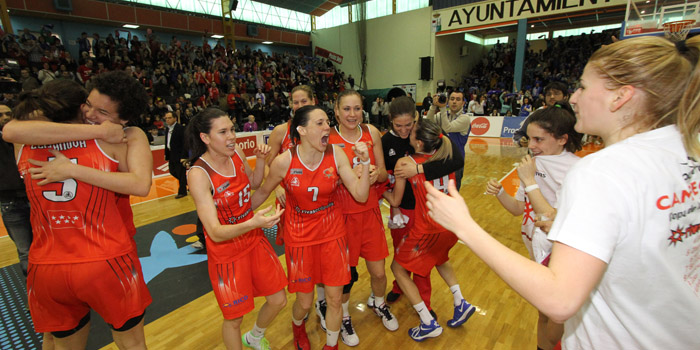Las jugadoras de Rivas Ecópolis, felices tras conseguir el prímer título de la temporada.