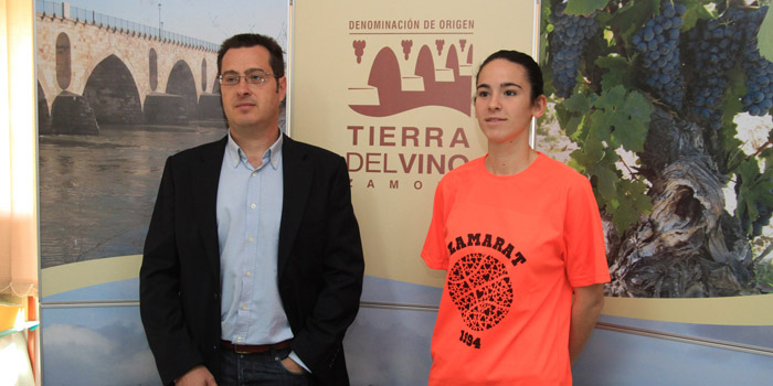 José Manuel Braña y Marina Delgado posan ayer para las cámaras en el Consejo Regulador de la D. O. Tierra del Vino.