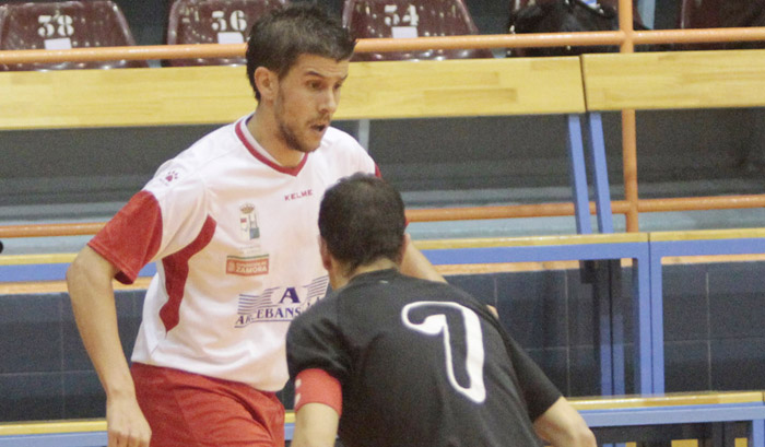 Pablo Belver, uno de los protagonistas del duelo, trata de marcharse de un rival.