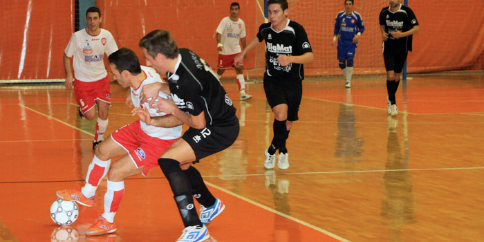 Pipe disputa el balón con un jugador del Noia.