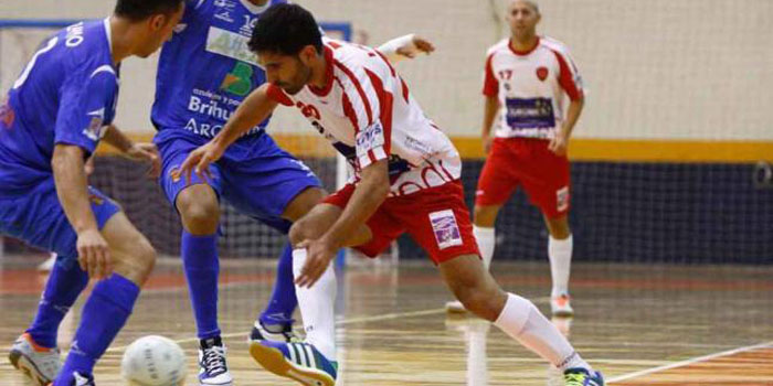 Víctor Prado trata de superar a dos rivales