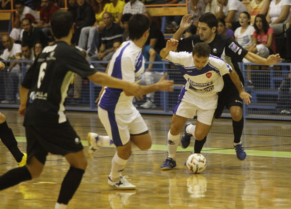 Pipe, del Arcebansa Zamora, conduce el balón en una jugada de la primera mitad.