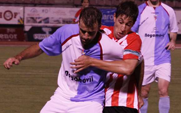 Saúl, del Zamora, intenta arrebatar el balón a un jugador del Compostela.