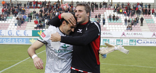 Valentín abraza a Félix Campo. <br> Foto: Emilio Fraile
